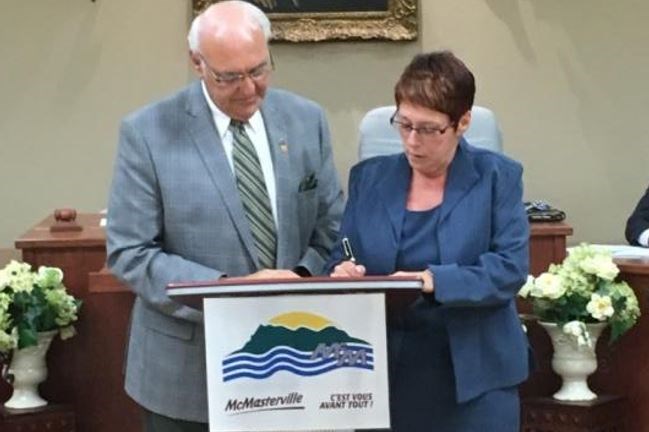 M. Gilles Plante, maire, et Mme Nadine Noizelier, conseillère municipale du District no. 6
