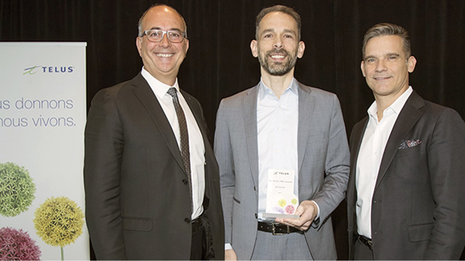L’an dernier, Alia Conseil a reçu le « Prix TELUS | PME impliquée ». Sur la photo de gauche à droite : Emilio Imbriglio (président et chef de la direction, RCGT et membre sortant du Comité d’investissement communautaire de TELUS) et Danny Serraglio (TELUS) entourent Patrick Rivard (Alia Conseil).