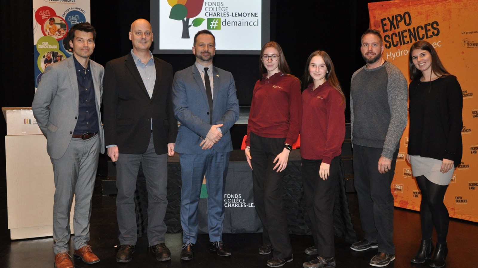Sur la photo de groupe, dans l'ordre habituel, M. Alexandre L'Archevêque, coordonnateur du Fonds CCL, M. Alain Croteau, chercheur à l'IREQ et représentant d'Hydro-Québec, M. David Bowles, directeur général du Collège Charles-Lemoyne, Mmes Mirka Porlier et Maude Gratton, élèves du Collège Charles-Lemoyne, M. Philippe Ouellette, enseignant de sciences et membre du comité organisateur et Mme Bénédicte Cléroux, responsable du programme Expo-Sciences pour le réseau Technoscience.
 