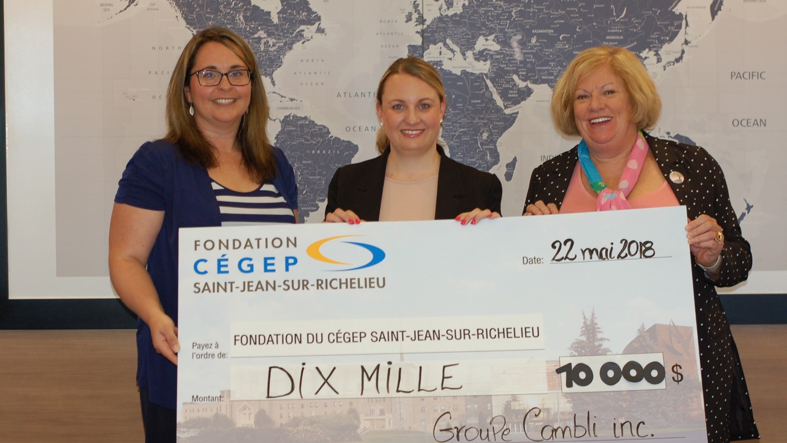 L'agente de développement de la Fondation du Cégep, Isabelle Prud'homme prend la pose avec la présidente de Groupe Cambli, Véronique Tougas et la présidente de la Fondation, Chantal Denis.