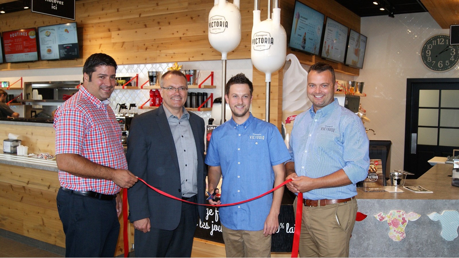 Marc-Alexandre Brousseau, maire de Thetford Mines, Luc Berthold, député de Mégantic-L'Érable, Lee Vincent-Payeur, franchisé, Marc-André Gosselin, président et propriétaire de la Maison mère de La Fromagerie Victoria de Victoriaville, du restaurant usine de St-Nicolas ainsi qu'associé dans les franchises de la Fromagerie.