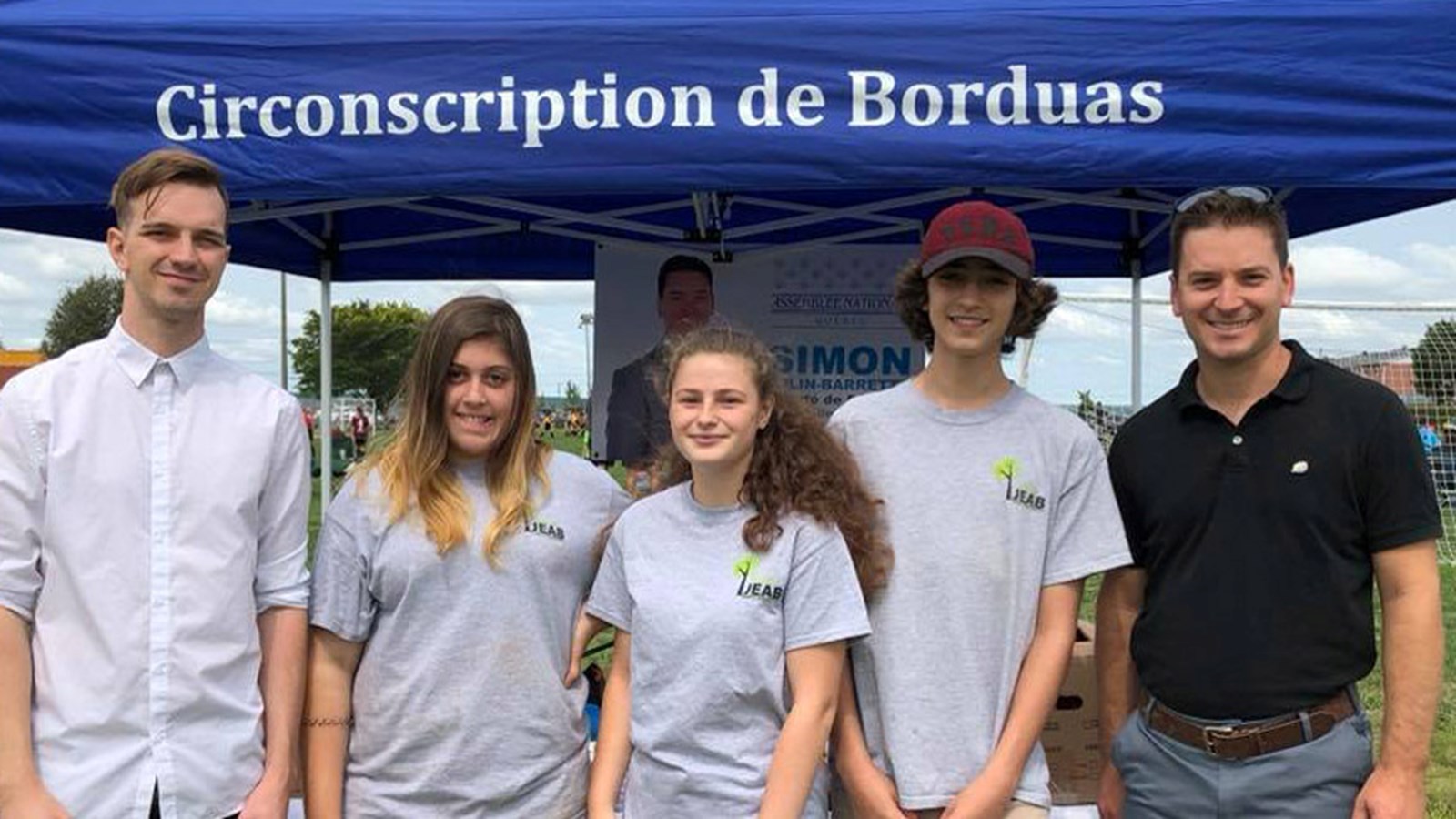 Simon Jolin-Barrette en compagnie des coopérants et de l’animateur de la Coop Jeunes au Boulot lors de la fête de fin de saison du Club de soccer de la Vallée-du-Richelieu.
