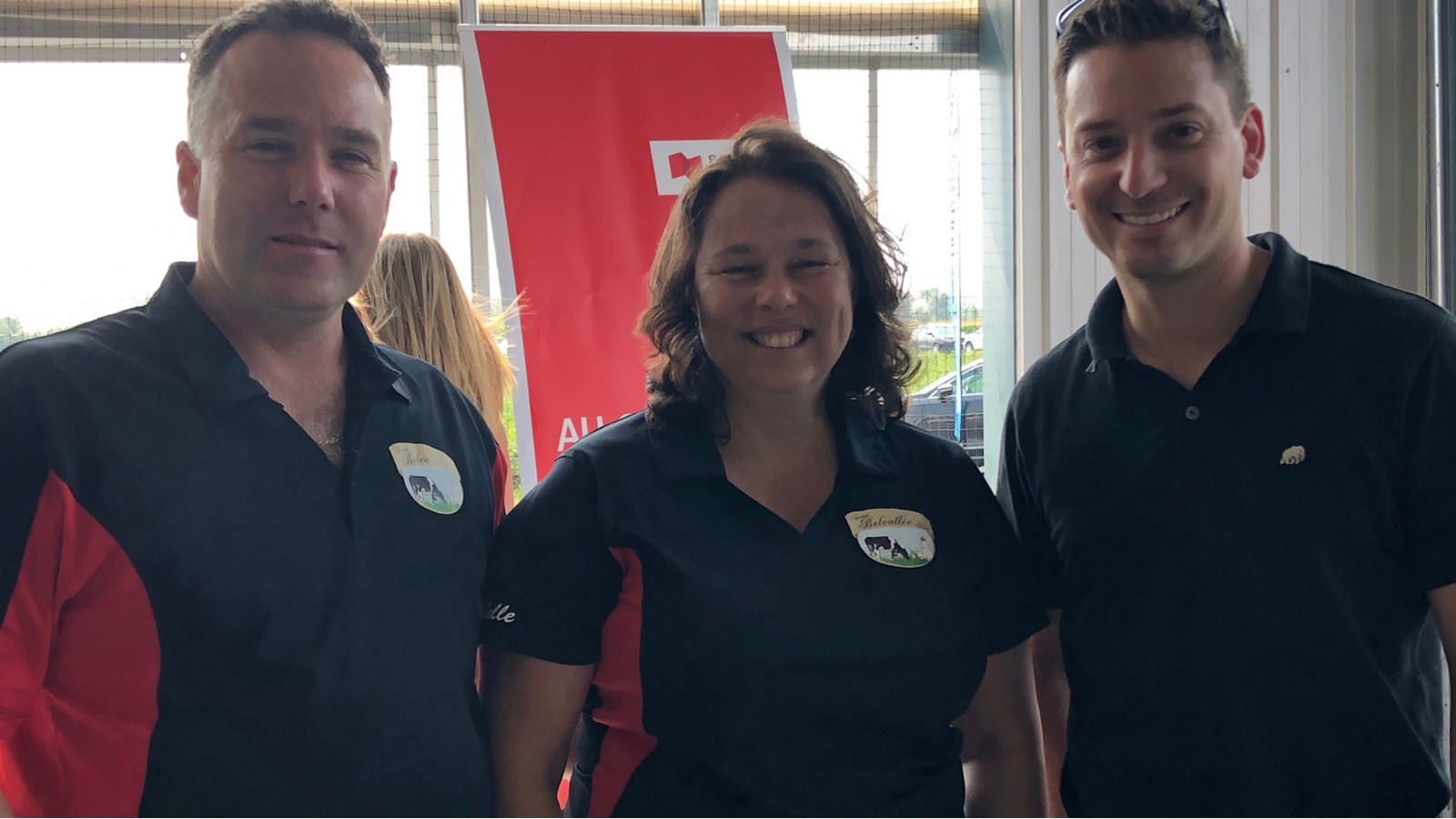 Martin Lavallée et Isabelle Marcoux, propriétaires de la ferme Belvallée en compagnie de Simon Jolin-Barrette