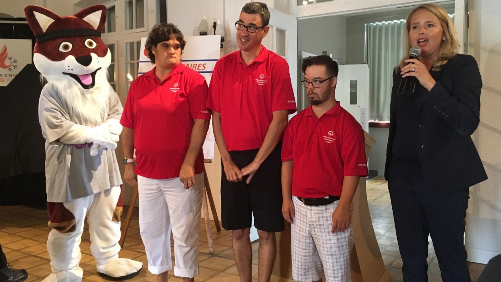 La mascotte Ozzy posent avec les ambassadeurs des Jeux, Francesca, Benoît et Louis-Philippe et la directrice générale, Chantal Dostie.