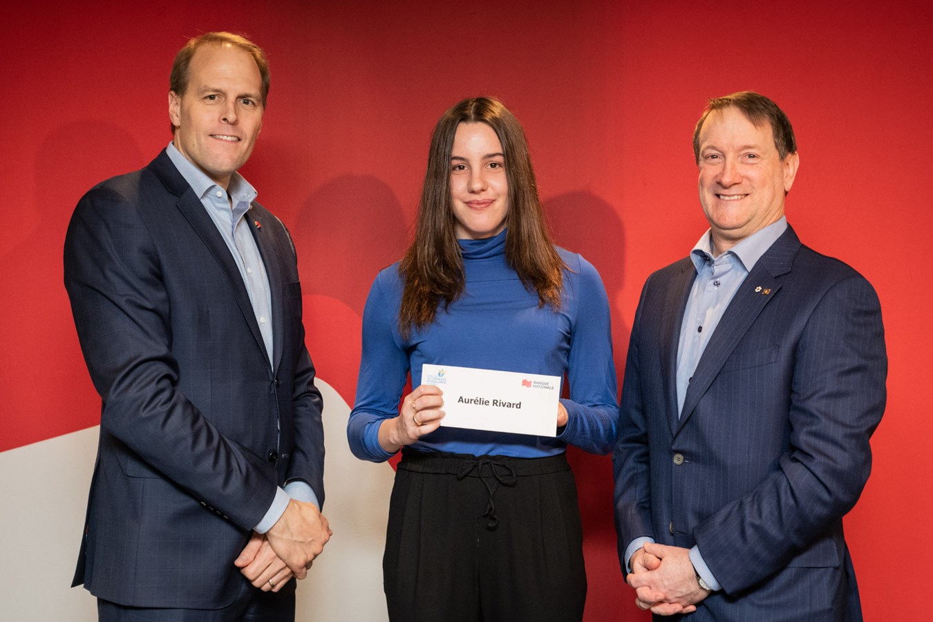 Aurélie Rivard, étudiante à l'Université de Montréal et originaire de Saint-Jean-sur-Richelieu, a reçu une bourse de 4000$. Sa discipline est la paranatation. Elle est ici accompagnée de Martin Lavigne, président de la Financière Banque Nationale, gestion du patrimoine, membre du conseil d’administration de la Fondation ainsi que de Louis Vachon, président et chef de la direction de la Banque Nationale