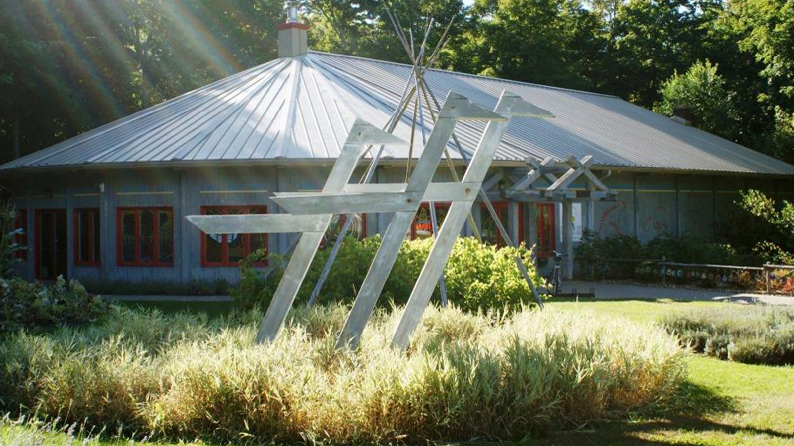 La Maison amérindienne a pour mission de favoriser les échanges, le partage et le rapprochement des peuples par le biais d’activités muséales, environnementales et gastronomiques mettant de l’avant le savoir et savoir-faire autochtone.