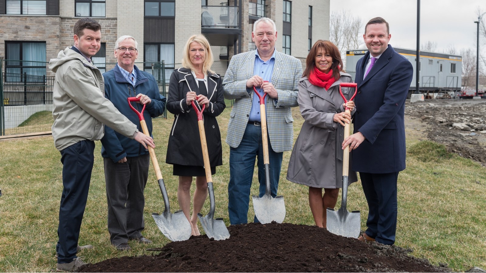  Eric Lessard, directeur régional, Christian Bergeron, directeur de projet, Nathalie Cadieux, directrice générale, Réginald Gagnon, maire suppléant, Danielle Gratton, directrice immobilière et Jean-Marc Bélanger, Vice-Président exploitation division résidentielle. 