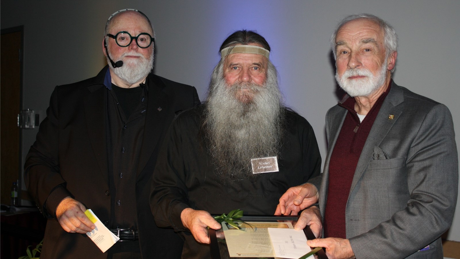 M. Pierre Poulin-Piel, poète et animateur de la soirée, M. Michel Lebreton, récipiendaire du prix Fernande-Pelletier-Neveu, et M. Yves Lessard, maire de Saint-Basile-le-Grand.