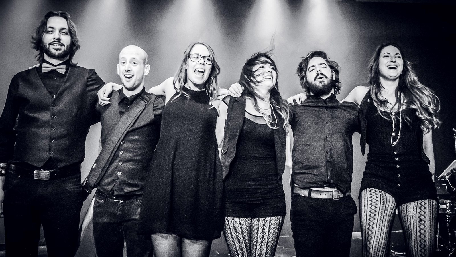 Composé de six musiciens et musiciennes, dont deux chanteuses, Harmonik fera danser la foule au son des plus grands succès québécois.