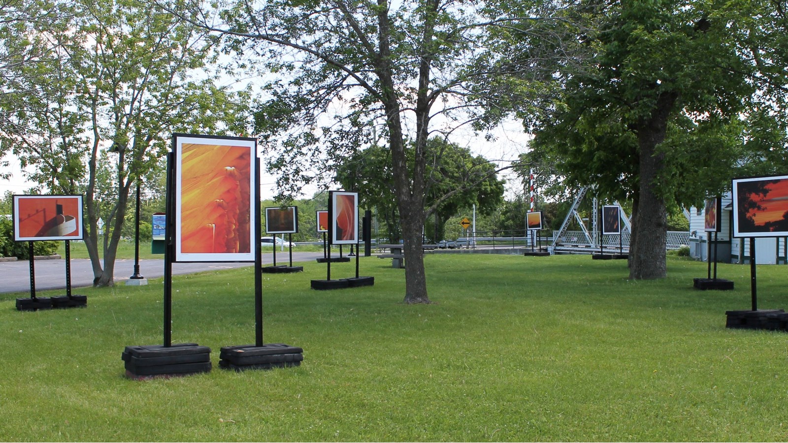 Une exposition collective extérieure ayant la couleur orange pour thématique