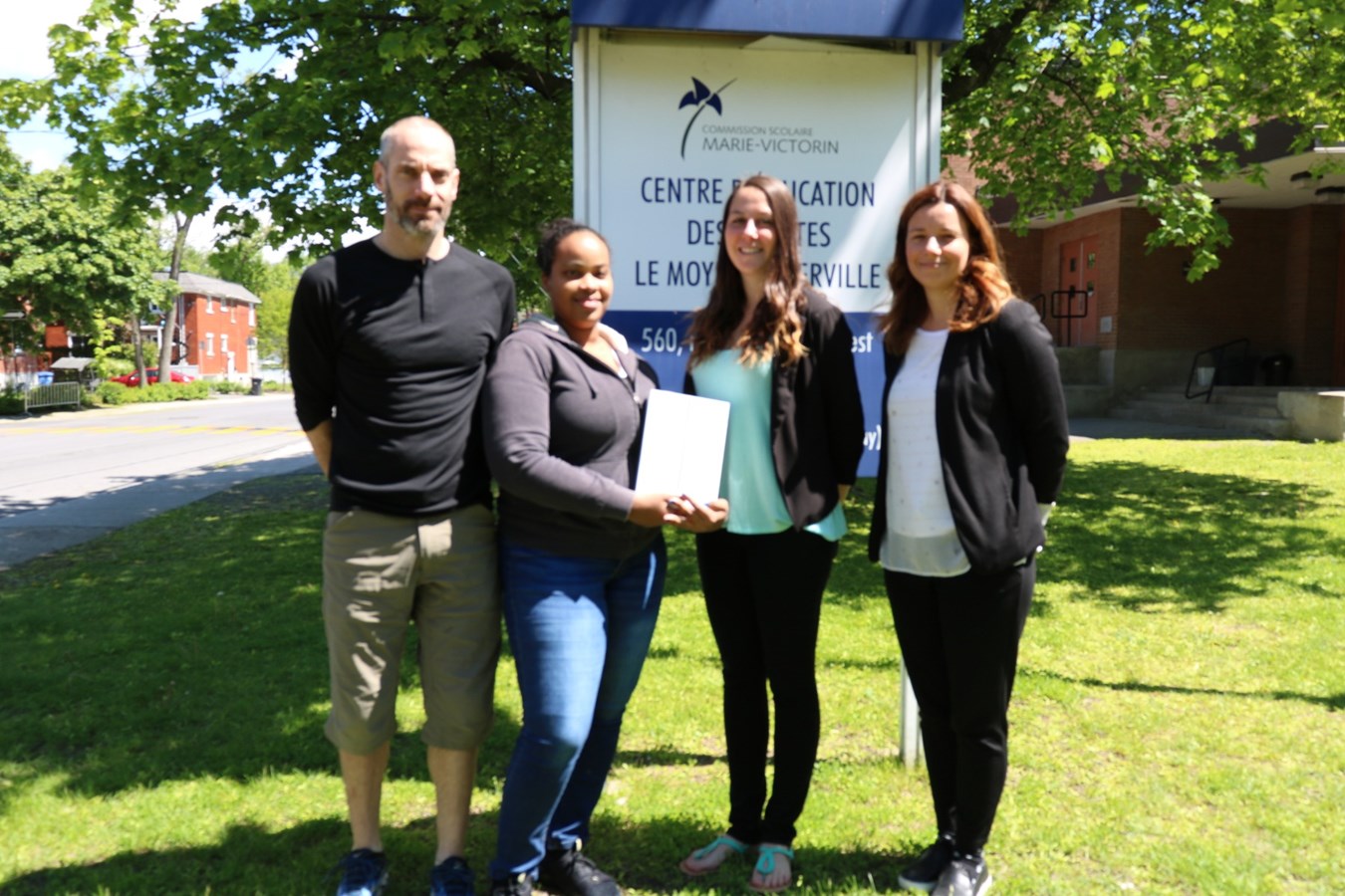 De gauche à droite : Éric Douville, professeur de sciences au Centre Le Moyne-D’Iberville; Ercilia Espinal, étudiante au Centre Le Moyne-D’Iberville;  Catherine Tremblay, conseillère en communication au cégep Édouard-Montpetit; et Marie-Ève St-Laurent, directrice adjointe au Centre Le Moyne-D’Iberville. Absente : Caroline Rémillard, conseillère jeunesse à la Caisse Desjardins du Vieux-Longueuil 