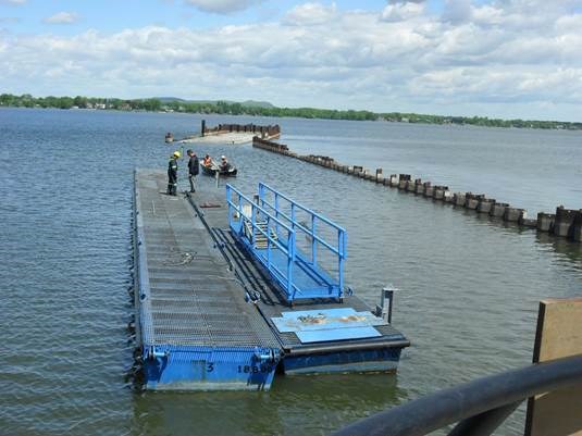 Installation des pontons en acier, alors que les niveaux d’eau étaient encore très hauts au printemps.