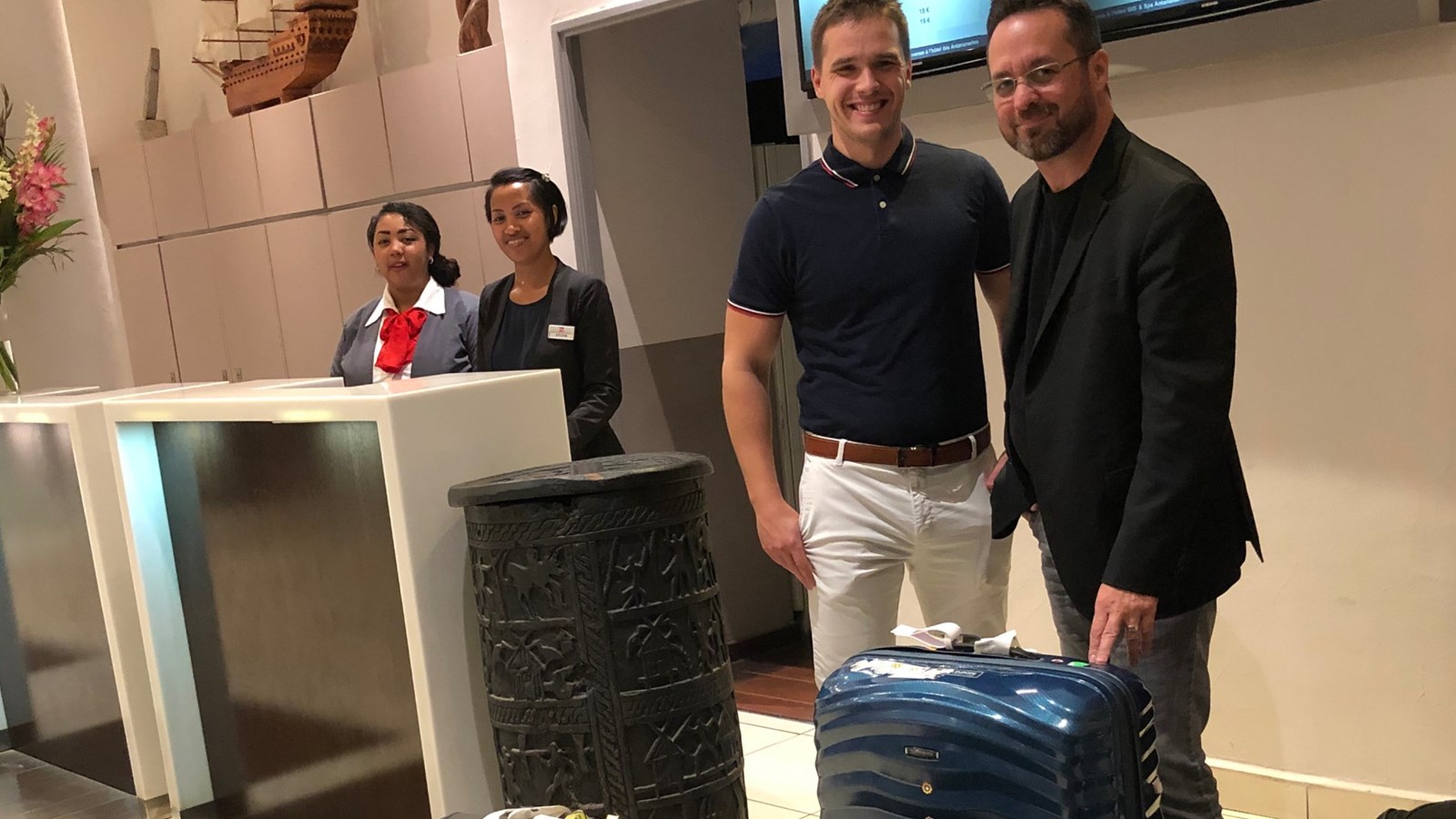 David Fortin, de Solution Mobilité Internationale (SMI), partenaire en recrutement, et Érik Roby, directeur des ressources humaines du Groupe Résidences des Bâtisseurs, à leur arrivée à l’hôtel IBIS à Antananarivo, la capitale de Madagascar, le 7 septembre.