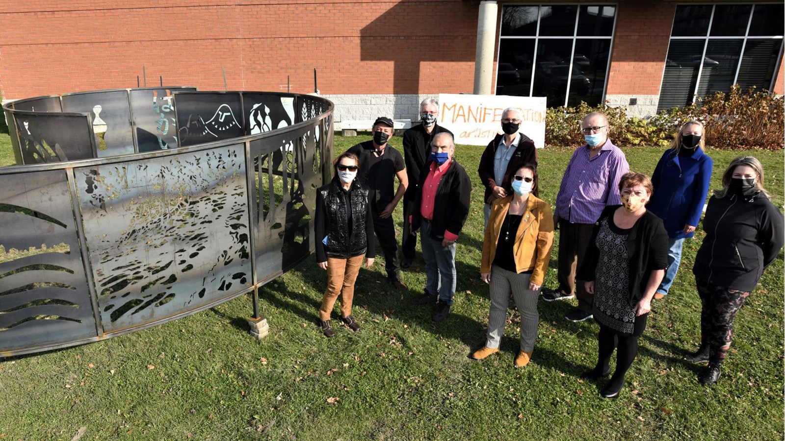 Les artistes, Gisèle Boisvert, Alain Dionne, Richard Paquette, André Michel, Diane Lavoie, préfète de la MRC, Jean-Louis Slezak, Brigitte Minier, conseillère municipale, Chantal Millette, directrice générale, Julie Cormier