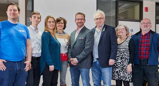 Voici l'exécutif Longueuil-Saint-Hubert, de gauche à droite : Daniel Gagnon, Florent Sabourin-Lefebvre, Mélissa Houle, Nicole Laberge, Yves-François Blanchet, chef du Bloc Québécois, Denis Trudel, député de Longueuil-Saint-Hubert, Ginette Guilbault et Rolland St-Louis.