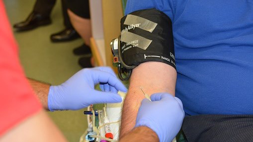 Toute personne en bonne santé, âgée de plus de 18 ans, peut généralement faire un don de sang.