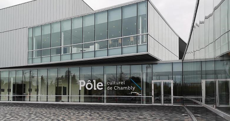 Ce nouveau site culturel, offrant des espaces publics lumineux et une architecture unique rappelant l’aspect structural du canal de Chambly, a pour mission de sensibiliser les citoyens et les visiteurs de tous âges aux différents aspects des arts.