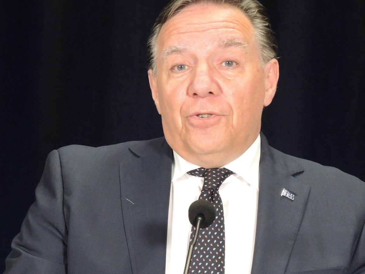 « Je ne veux pas que des irresponsables dans les bars menacent la rentrée scolaire », dit Legault