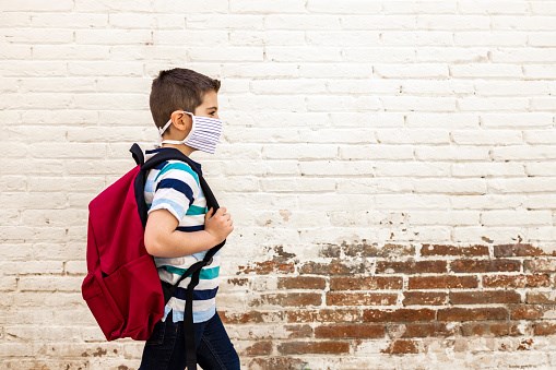 Le gouvernement fédéral devrait dévoiler des mesures sur le port du masque pour les jeunes de plus de 10 ans en fin de semaine.
