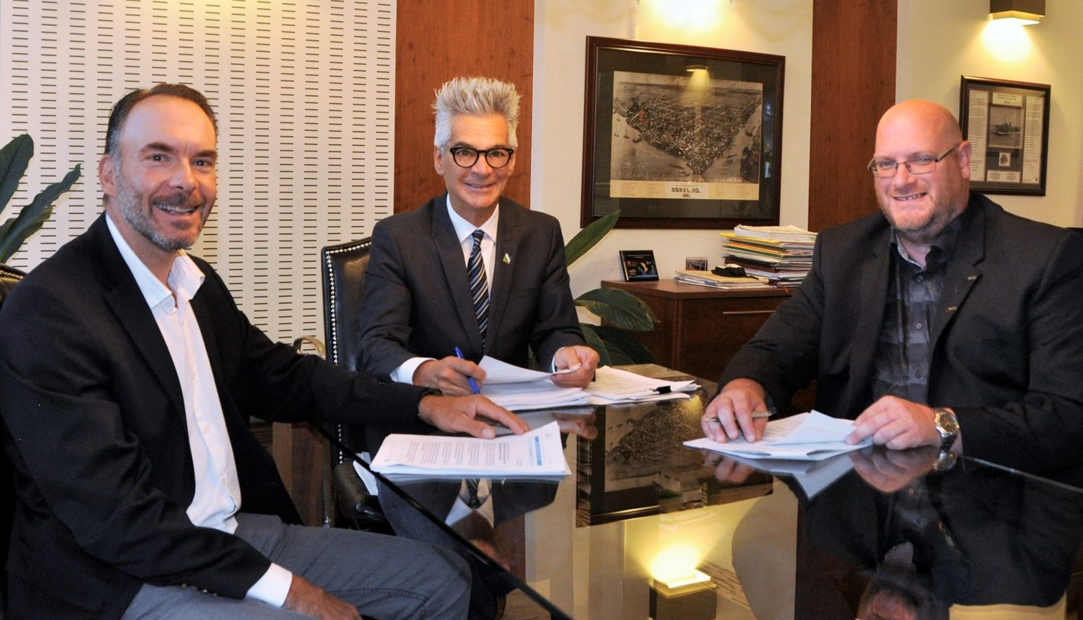 De gauche à droite: les maires de Saint-Roch-de-Richelieu Alain Chapdelaine, de Sorel-Tracy Serge Péloquin et de Saint-Ours, Sylvain Dupuis, lors de la signature de la convention.