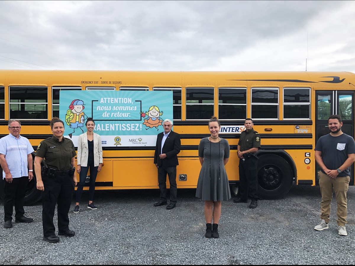 de gauche à droite: Christian Joyal des Autobus Intersco, Ève Langlais de la SQ, Évelyne Cazelais de la SAAQ, Gilles Salvas de la MRC de Pierre-De Saurel, Andréanne Ménard du Centre de services scolaire de Sorel-Tracy, Sébastien Côté de la SQ et Mathieu Jutras des Autobus Gaétan Jutras.