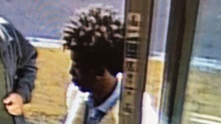 La police cherche a identifier le jeune cycliste grièvement blessé qui est dans un état critique à l'hôpital.
