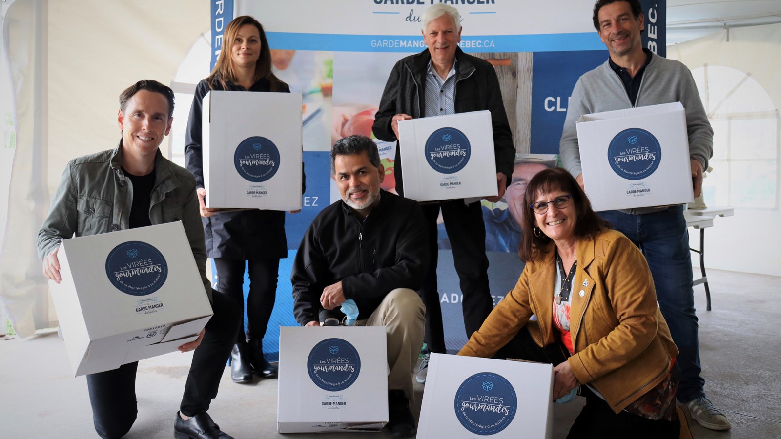 Plusieurs partenaires et entreprises participantes étaient présents sur le site enchanteur du Potager Mont-Rouge Halte Gourmande à Rougemont pour le lancement officiel des boîtes « Virées gourmandes de la Montérégie » qui s’est tenu dans le respect des règles sanitaires en vigueur.
Première rangée : M. Steve Carrière, commissaire au développement agricole et agroalimentaire à la MRC des Maskoutains; M. Gerardo Gollo Gill, direction régionale de la Montérégie, ministère de l’Agriculture, des Pêcheries et de l’Alimentation; Mme Diane Lavoie, mairesse de Beloeil et préfète de la MRC de La Vallée-du-Richelieu.
Deuxième rangée : Mme Caroline Martel, conseillère aux activités touristiques à la MRC de Rouville; M. François Pellerin, chef propriétaire pour Le Garde-Manger de François et membre du conseil d’administration d’Expansion PME; M. Pasquale Vari, chef réputé.