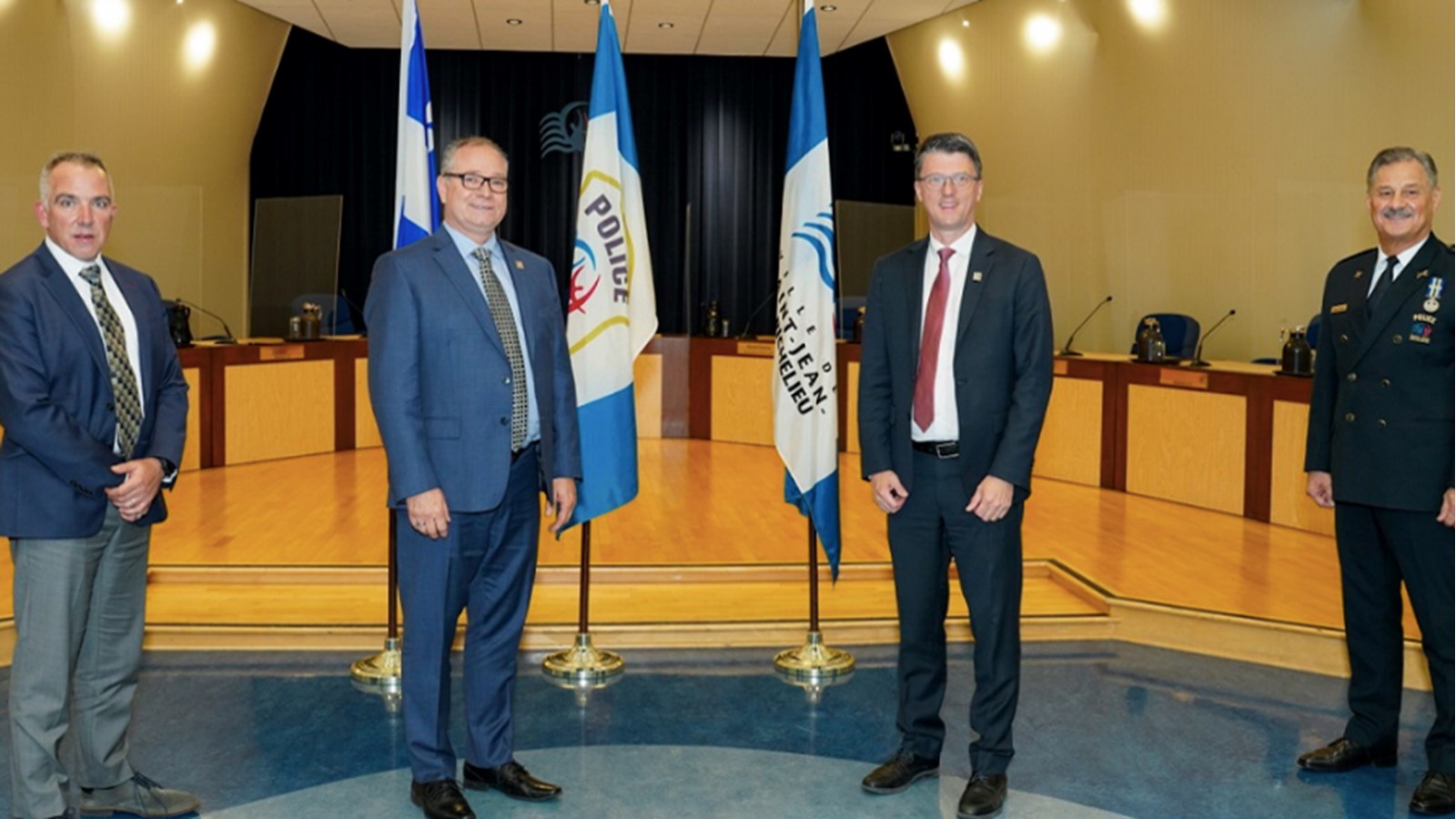 De gauche à droite : Stéphane Beaudin, directeur général par intérim de la Ville de Saint-Jean-sur-Richelieu, Stéphane Bélanger, nouveau directeur du Service de police de Saint-Jean-sur-Richelieu, Alain Laplante, maire sortant de la Ville de Saint-Jean-sur-Richelieu et André Fortier, directeur sortant du Service de police de Saint-Jean-sur-Richelieu