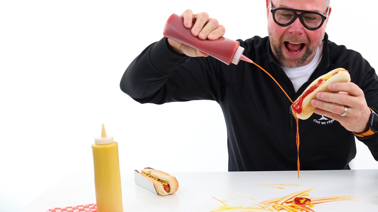 « Choisir local, c’est pas absurde! Dave Pelletier, propriétaire de la Fringale reconvertie en champion mangeur de hot-dog de Chibougamau, ça c'est absurde! » lance la CCIVR