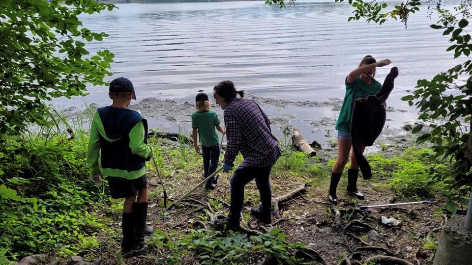 L’équipe du Fonds d’Emprunt Montérégie a nettoyé son premier espace vert