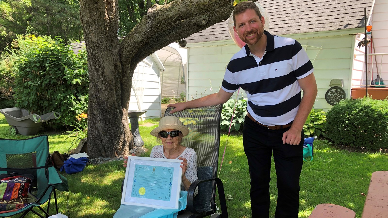 Madame Angélique Beauchemin, résidente de Verchères et centenaire depuis le 11 juillet 2021 en compagnie du député Xavier Barsalou-Duval qui lui remet un certificat honorifique.