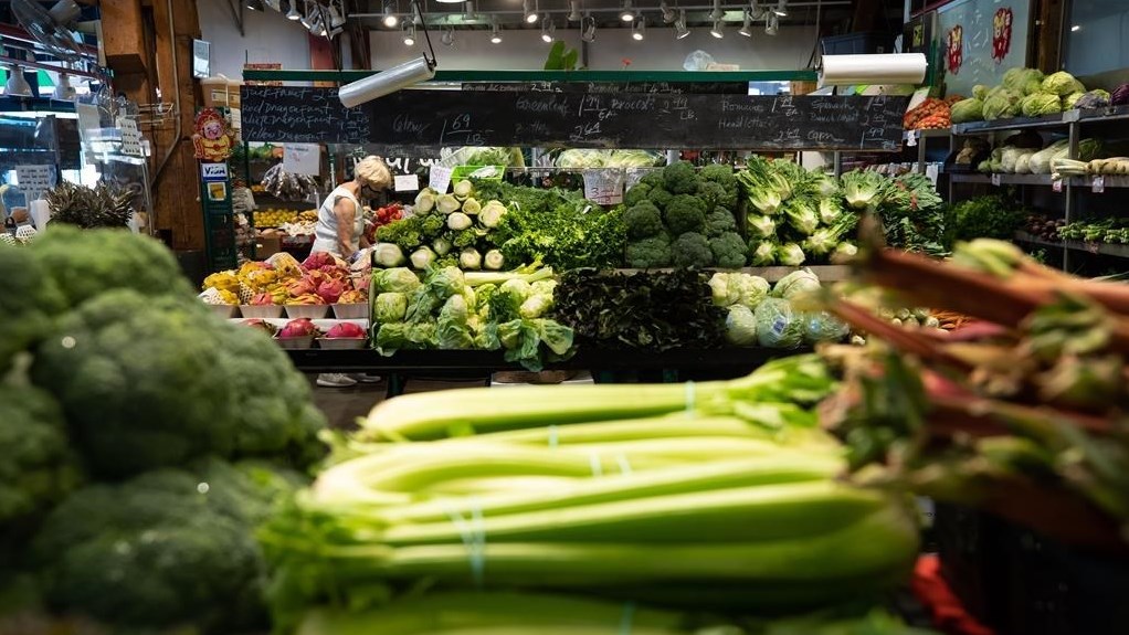 Aliments: un rapport prévoit une hausse de prix de 7 % au Canada l'an prochain