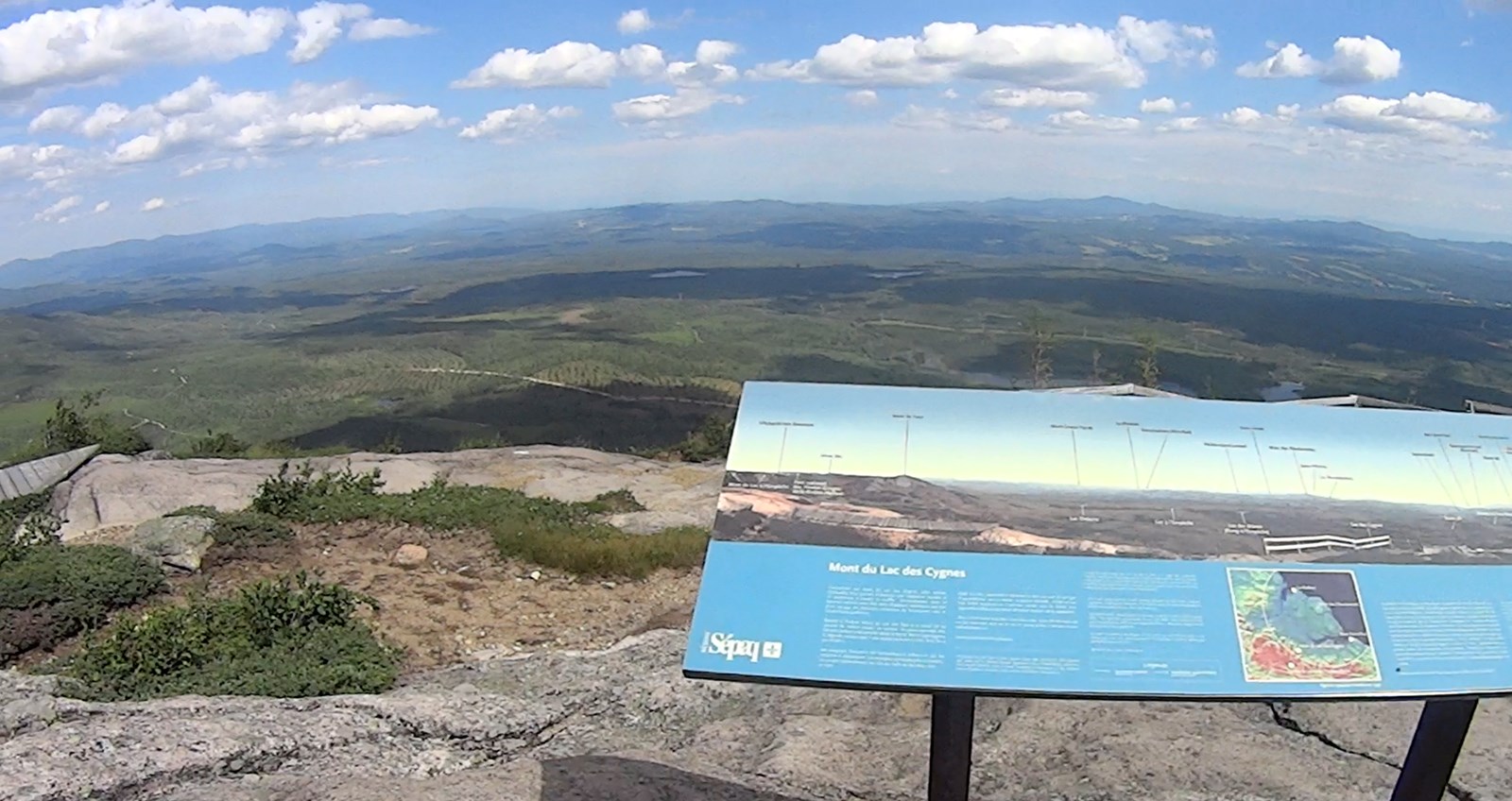 Une vue de Charlevoix sur le mont du Lac-des-Cygnes