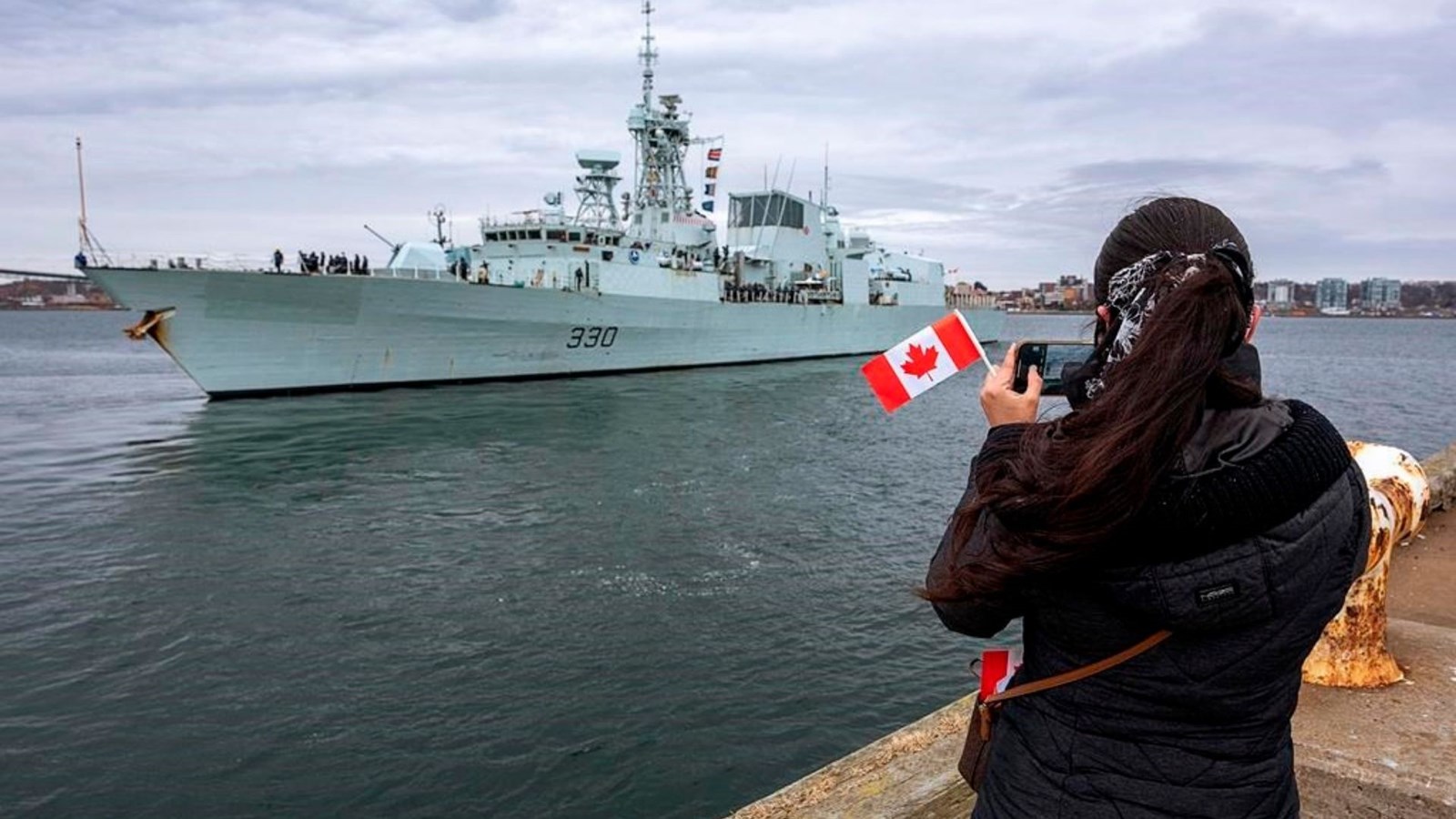Les dépenses en défense suffisent selon près de la moitié des Canadiens