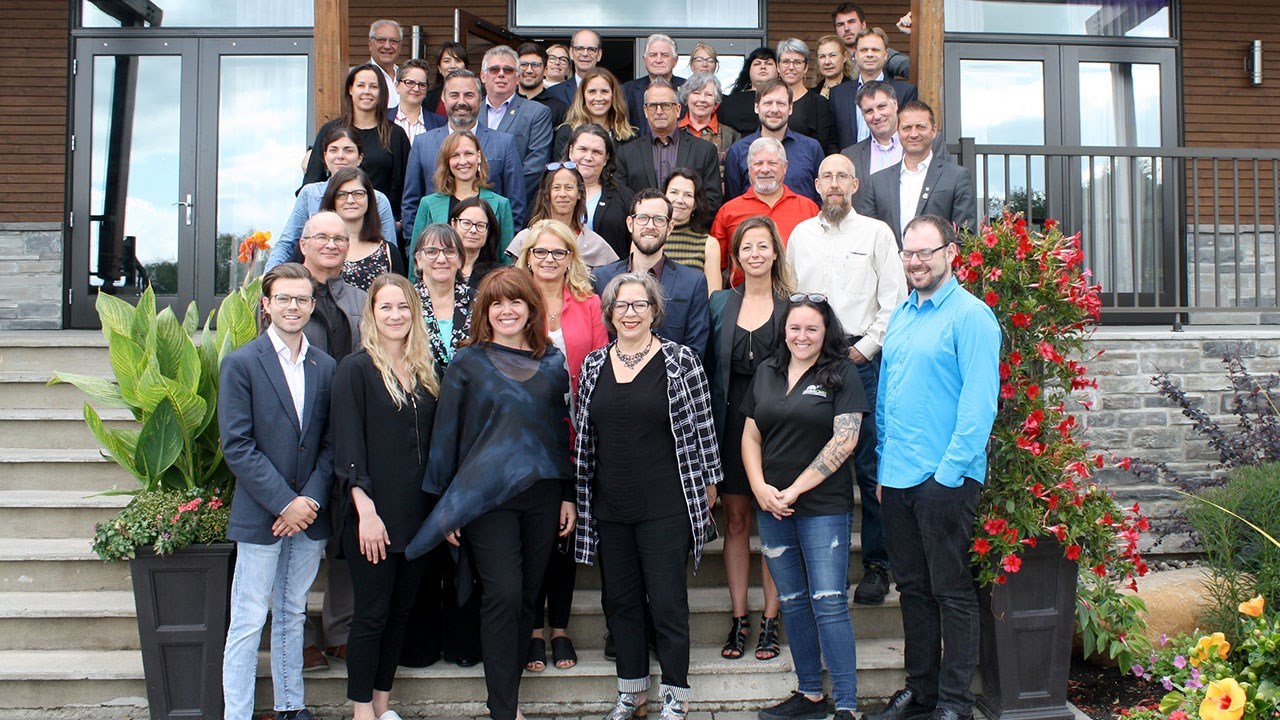 Vaudreuil-Soulanges est la région hôte de la Grande rentrée DD 2022. Les entreprises et les villes du territoire de la Montérégie sont attendues les 21 et 22 septembre 2022 à l'Auberge des Gallant. Les bonnes pratiques en économie circulaire et en intégration des critères ESG seront le sujet de l'heure au colloque. De fiers participants 2019 affichent leur sourire à la clôture du dernier événement en présentiel, l'automne juste avant la COVID-19. Crédit photo : Josiane Farand, L'Art de Capter