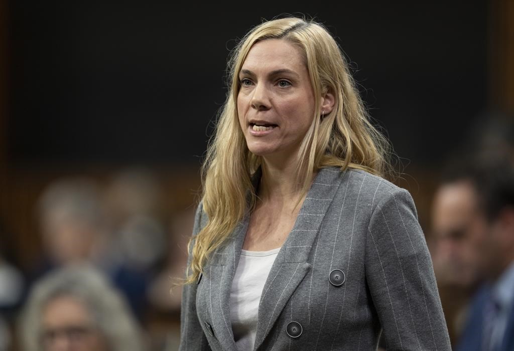Abus «inacceptables» au hockey: «les initiations doivent cesser», dit St-Onge