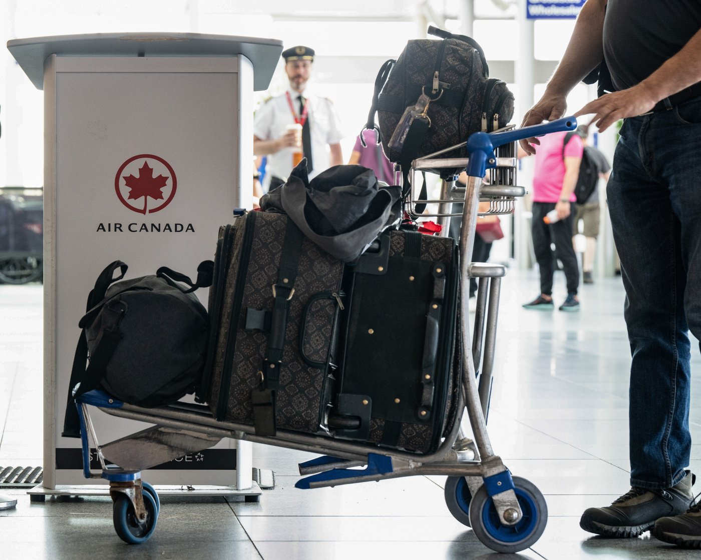 Frais pour les bagages à main: un comité parlementaire entend les transporteurs
