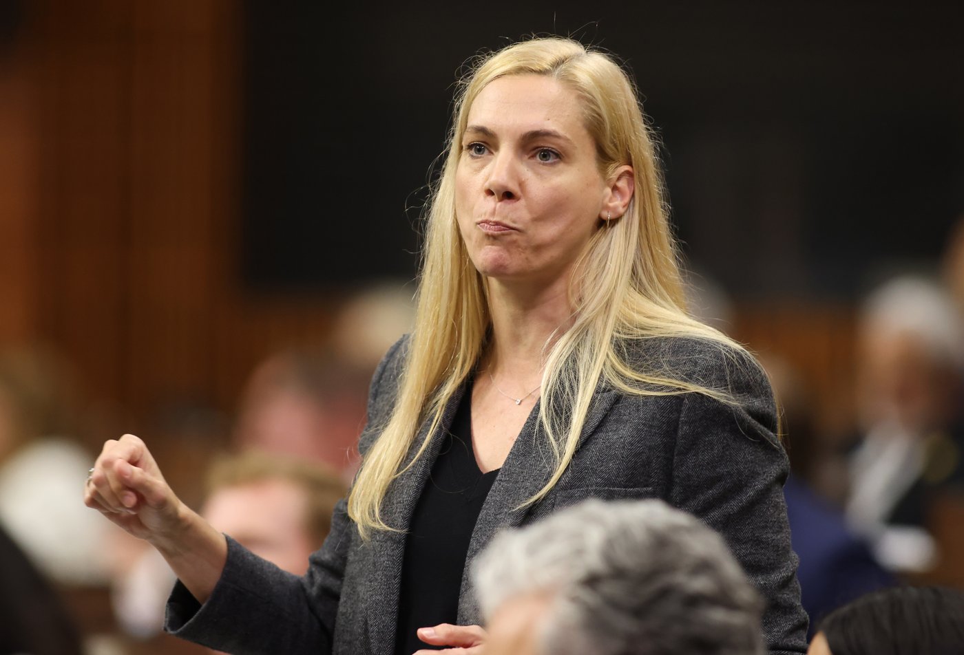 Ottawa ne veut pas dire si les entreprises d'IA paieront des redevances aux médias