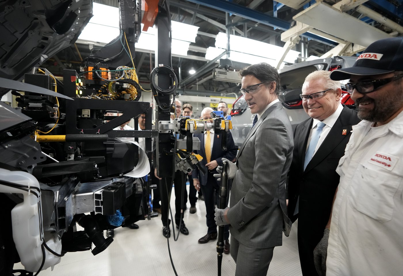 Ottawa impose des tarifs douaniers sur les véhicules électriques produits en Chine