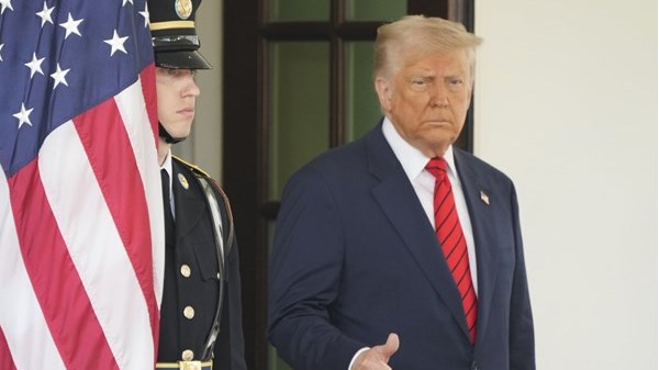 Alerte: Trump annonce des droits de douane de 25 % sur les camions moyens et lourds