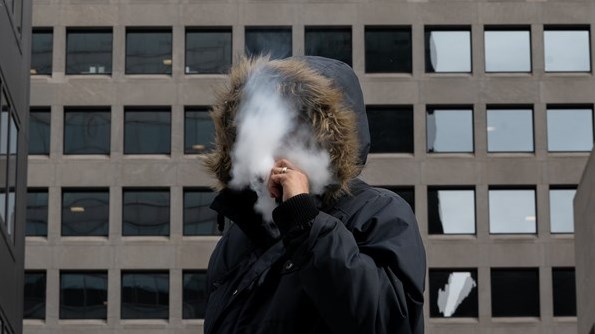 Des organismes réclament des règles strictes pour réduire le vapotage chez les jeunes