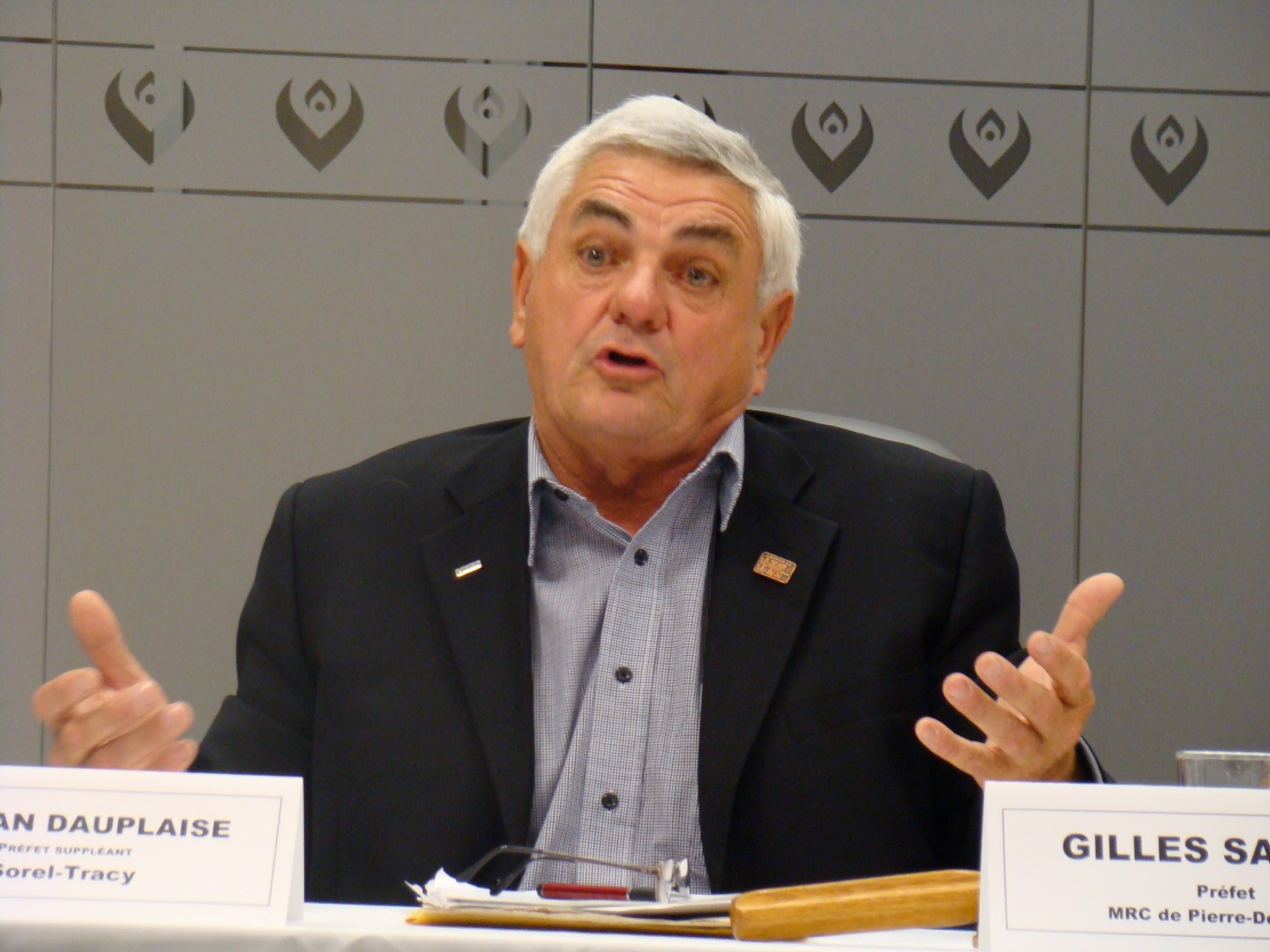 En plus de répondre aux questions, Gilles Salvas a tenté de dérider la salle. (Photo : André Péloquin)