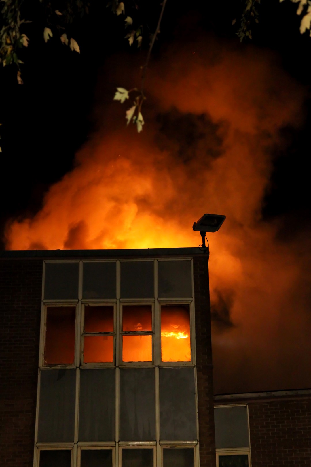 60 pompiers de trois municipalités ont combattu l’incendie. (Photo : Pascal Cournoyer)