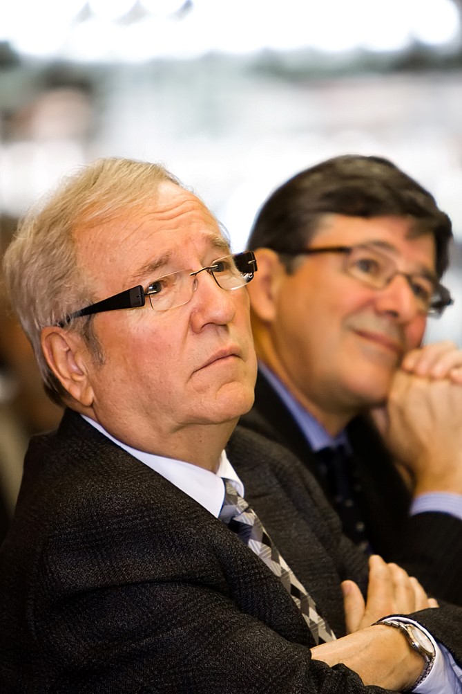 :Louis Plamondon, photographié ici en compagnie de Sylvain Simard lors du récent passage de Pauline Marois et Gilles Duceppe à Sorel-Tracy, remet en cause la pertinence du projet de loi déposé par le gouvernement Harper. (Photo : Pascal Cournoyer)