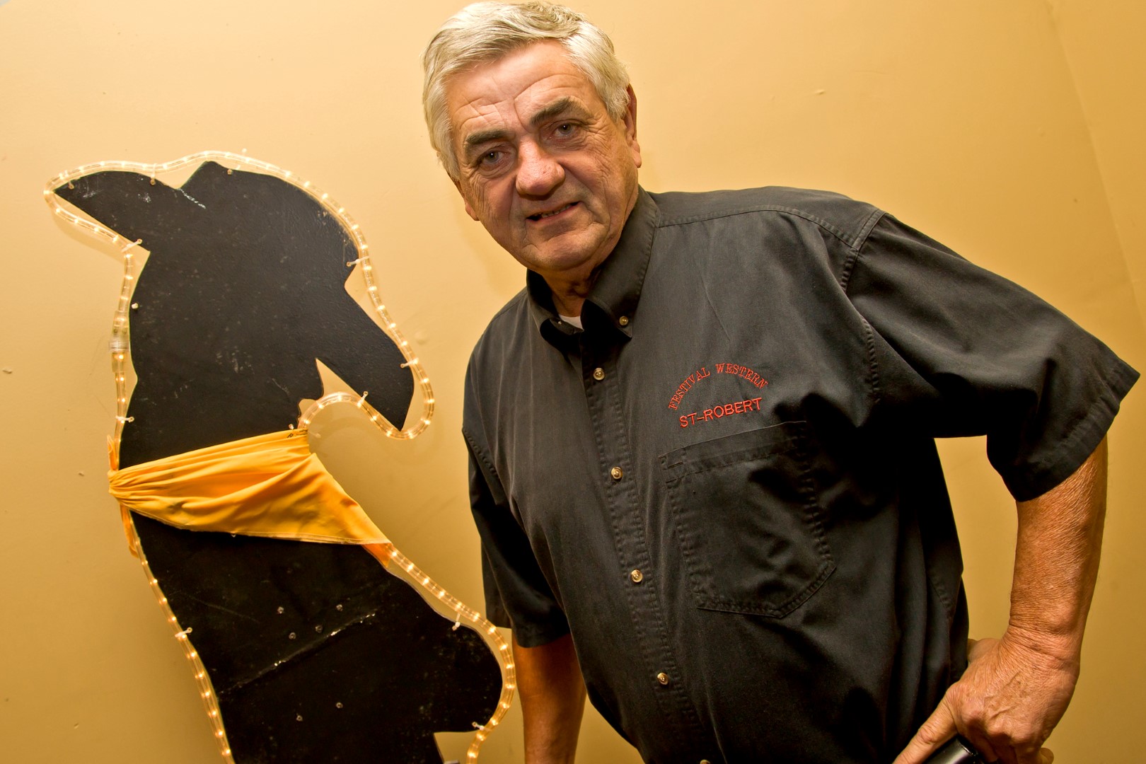 Le maire, préfet et artiste folk country Gilles Salvas. (Photo : Pascal Cournoyer)