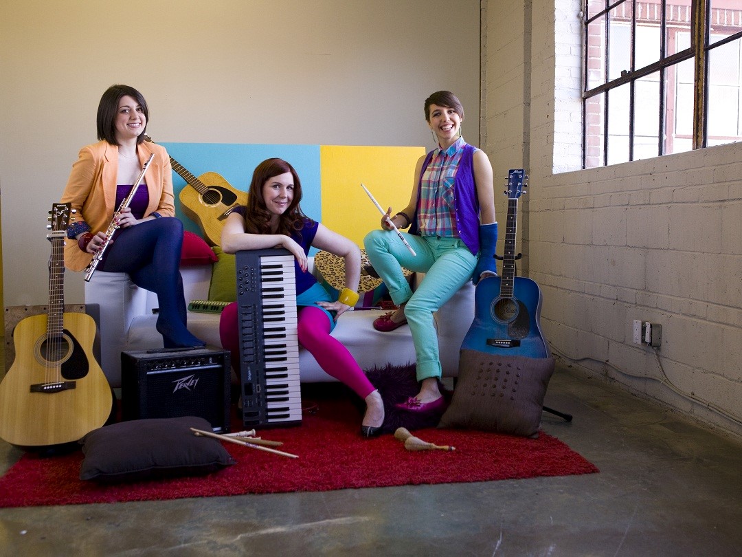Le trio musical et humoristique Les Nanas Coustiques compte dans ses rangs deux Soreloises d’origine, Marie-Christine Lachance et Linda Bouchard, auxquelles s’est jointe Mathilde Laurier (à droite). (Photo : Gracieuseté)