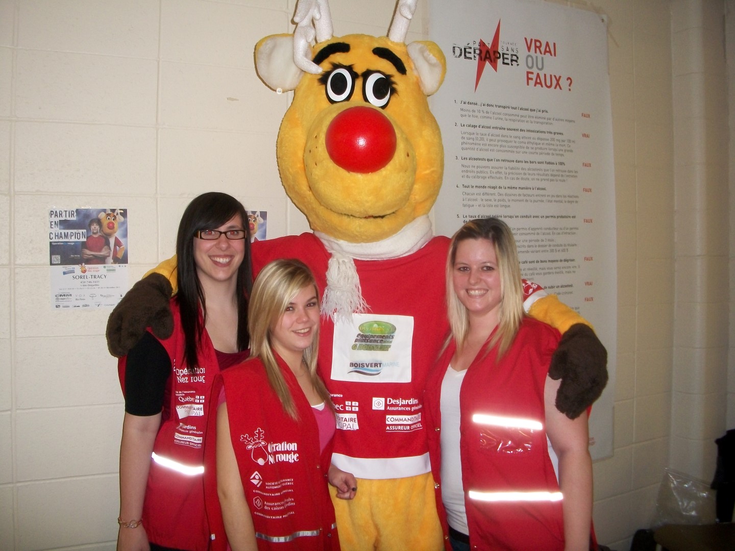 Depuis octobre, Marie-Pier Lemire, Kathy Caissy et Marie-Ève Boulanger – photographiées ici en compagnie de la mascotte d’Opération Nez Rouge - travaillent à la préparation de cette soirée dans le cadre du cours d’Organisation d’événements.