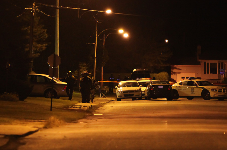 Comme le suspect était toujours présent, la SQ a déployé le groupe tactique d'intervention afin d'évacuer la famille et la victime. (Photo: Pascal Cournoyer)