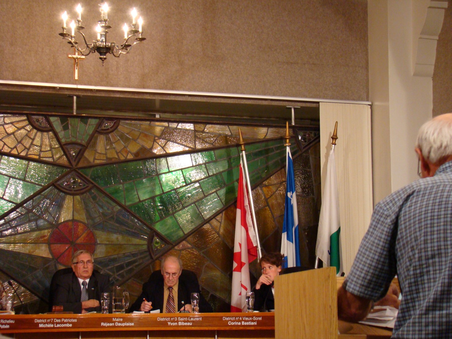 Le maire Dauplaise répondant à une question d’un citoyen.(Photo : André Péloquin)