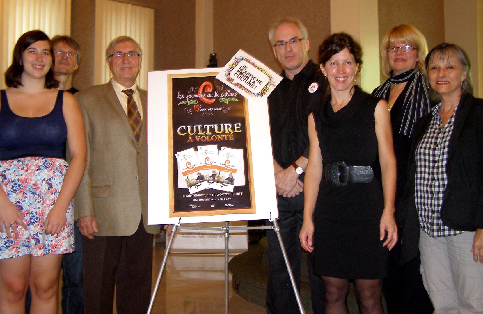 De gauche à droite : Stéphanie Bourgoin (Société historique Pierre-de-Saurel), Jocelyn Parenteau (Coopérative de solidarité artistique de la région soreloise), Réjean Dauplaise (maire de Sorel-Tracy), Phlippe Manning (photographe), Christine Bouvette (Ville de Sorel-Tracy), Rachel Doyon (Maison de la musique) et Odette Langlois (Coopérative de solidarité artistique de la région soreloise. (Photo : Marilyne Champagne)